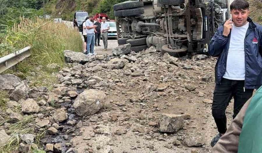 Hafriyat kamyonu yola devrildi: 1 yaralı