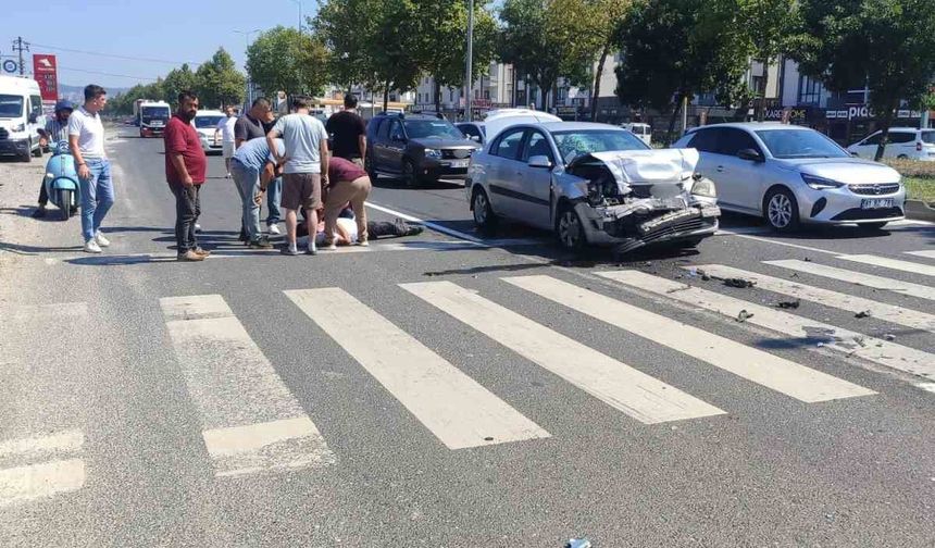 Işıklı kavşakta 2 otomobil çarpıştı: 1 yaralı