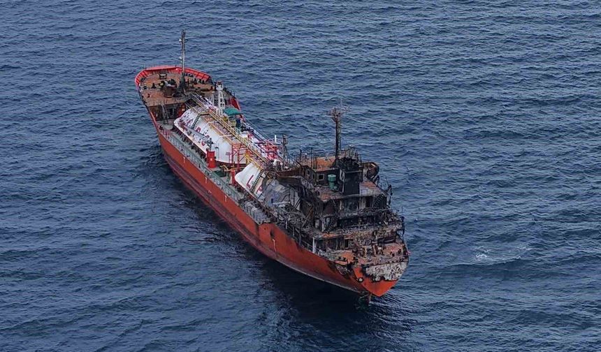 Karadeniz'de dron saldırılarında hasar alan bir gemi daha Trabzon'a geldi