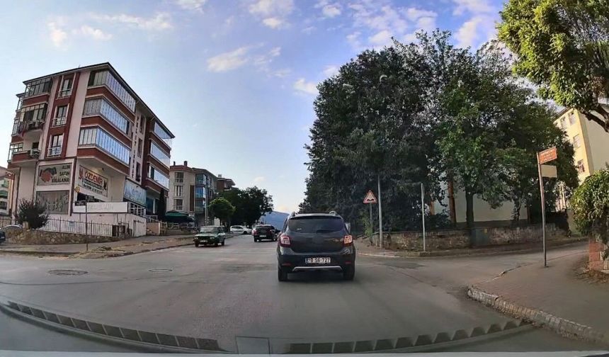 Karşı yönden gelen araçlara rağmen sollama yapan sürücü kamerada