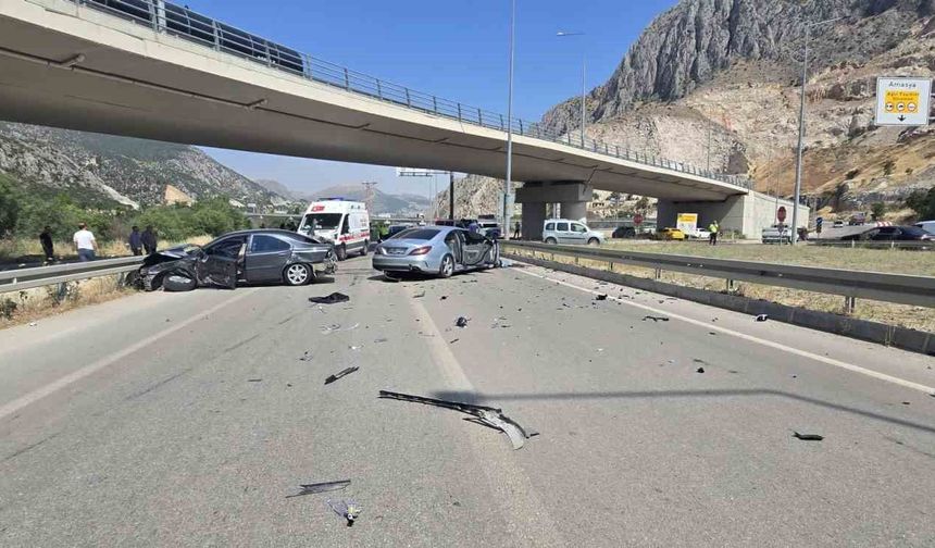 Kavşağı kaçırdı kazaya yol açtı: 4 kişinin yaralandığı feci kaza kamerada