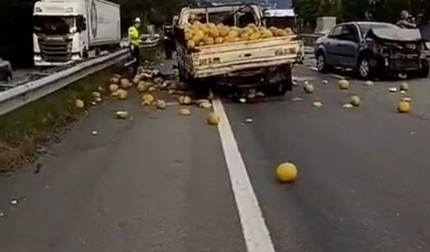 Kavun yüklü kamyonet ile otomobil çarpıştı: 3 yaralı