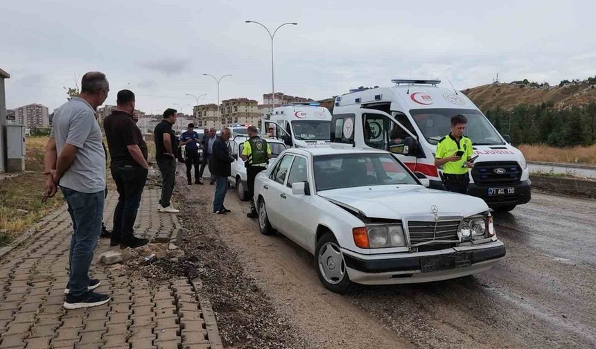 Kırıkkale'de iki otomobil çarpıştı: 3 yaralı