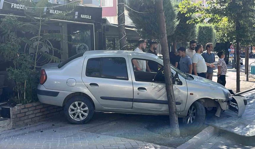 Kontrolden çıkan otomobil iş yerine daldı