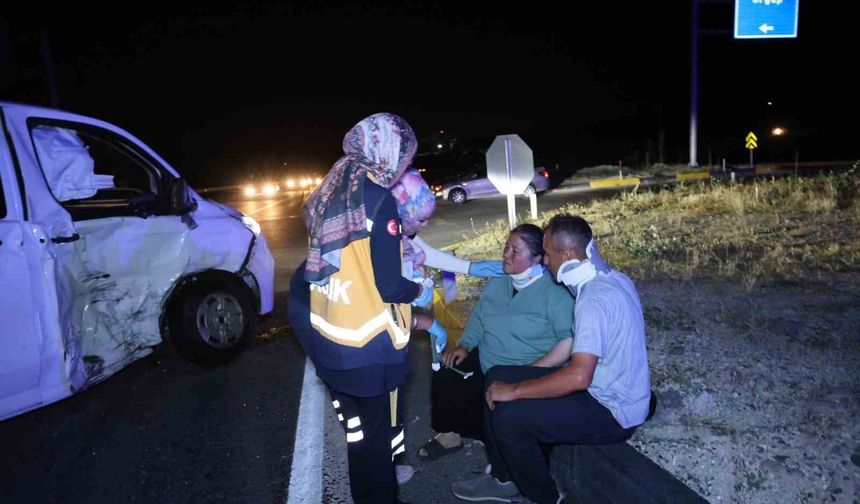 Minibüs ile hafif ticari araç çarpıştı: 5 yaralı