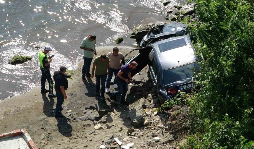 Ordu'da otomobil 30 metreden deniz kıyısına uçtu: 'Uçak düşüyor zannettim'