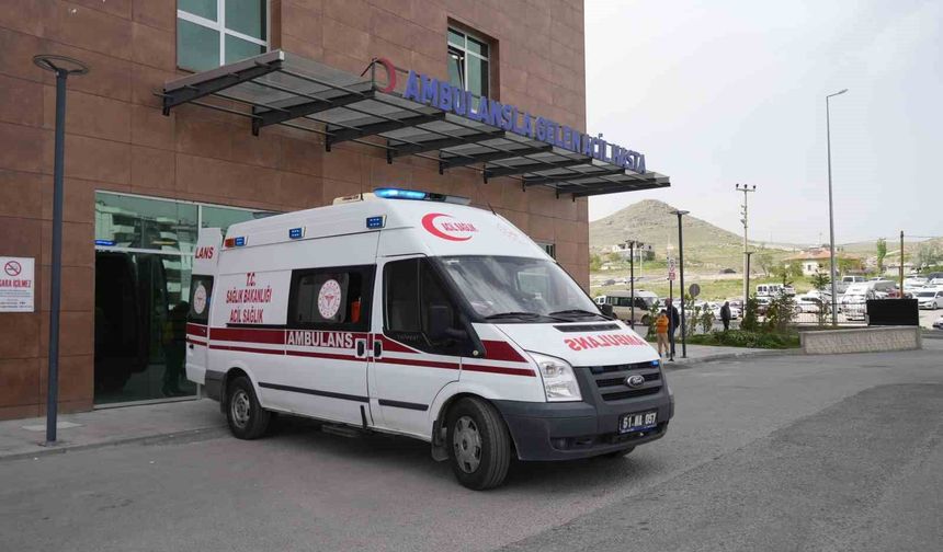 Otomobilin çarptığı motosiklet sürücüsü hayatını kaybetti