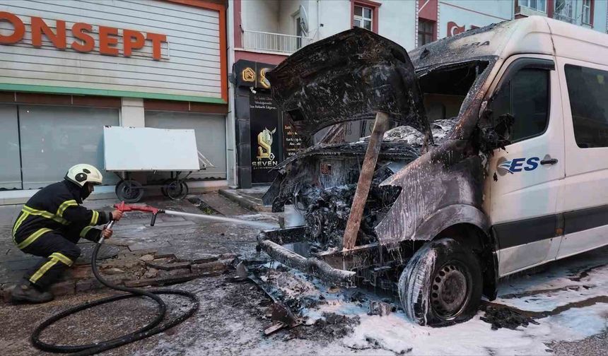 Park halindeki minibüste yangın çıktı