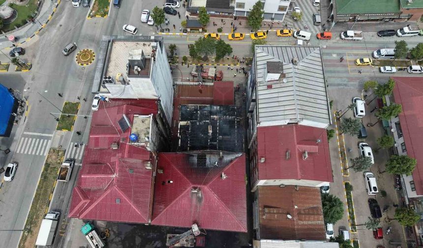 Trabzon'un Araklı ilçesinde 5 katlı binada çıkan çatı yangını söndürüldü