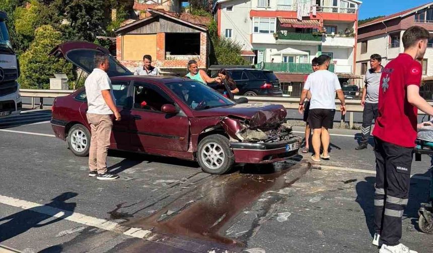 Yayalara yol veren kamyona otomobil çarptı: 2 yaralı