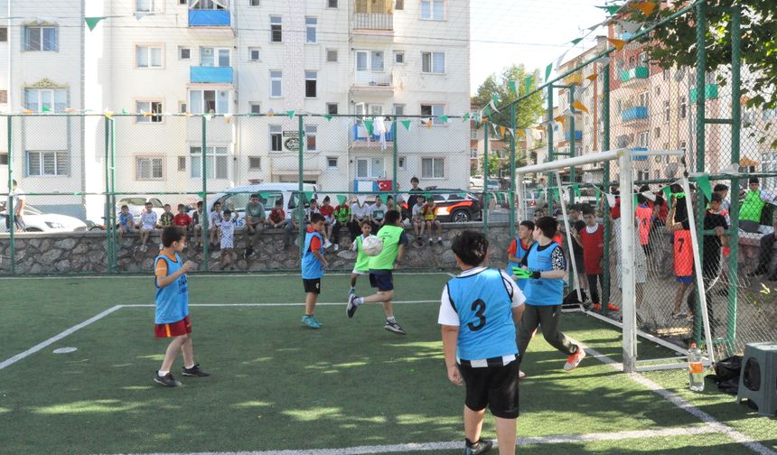 Geleneksel Gazozuna Futbol Turnuvası Yeşil Sahada Heyecan Fırtınası Estirdi