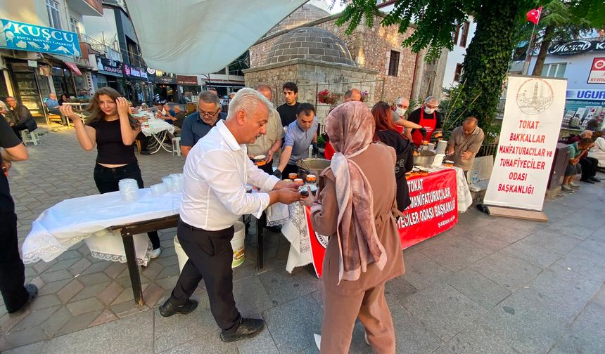 Bakkallar Odası'ndan Tokat’ta aşure ikramı