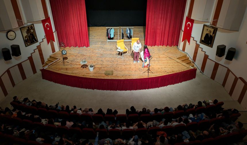 Tokat’ta Sanat Rüzgarı! "Hangisi Gerçek" Tiyatro Oyunu İzleyiciden Tam Not Aldı