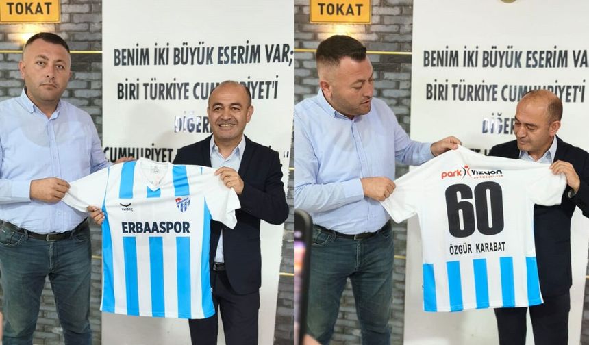 CHP’li Başkan Hüseyin Çakır'dan Özgür Karabat'a Erbaaspor Forması