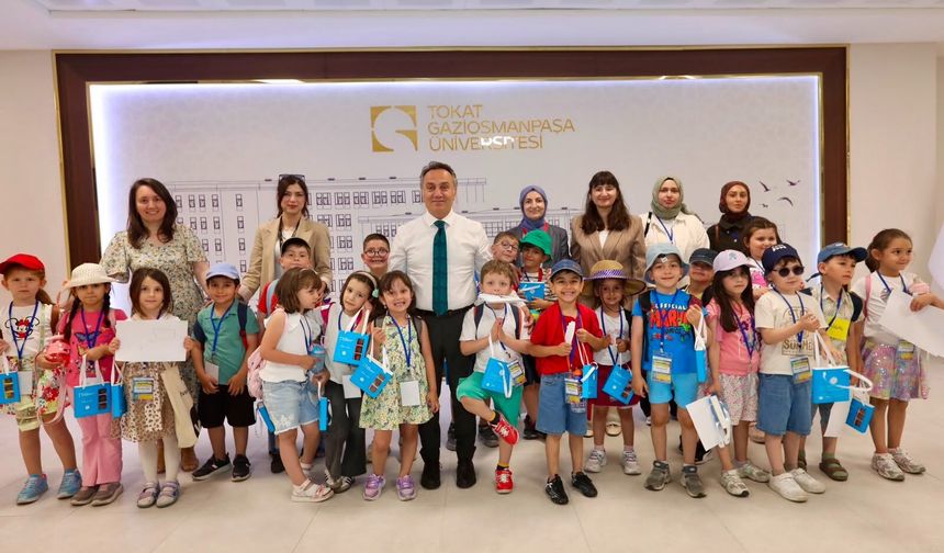 Minik Yürekler Rektörlük Makamında! Çocuk Üniversitesi Öğrencilerinden Yılmaz’a Anlamlı Ziyaret