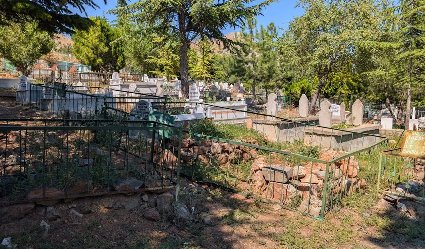Tokat Belediyesi Mezarlıklardaki İzinsiz Demir Çit ve Eklentileri Kaldırılıyor