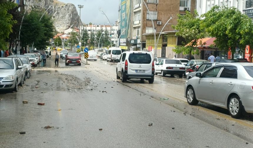 Tokat'ta 15 Dakikalık Sağanak Yağış Sürücü ve Yayalara Zor Anlar Yaşattı