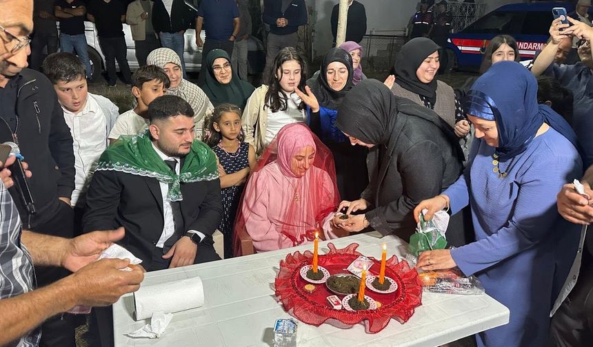 Kaymakam Yeşim Altın, Kına Merasiminde Geline Kına Yaktı