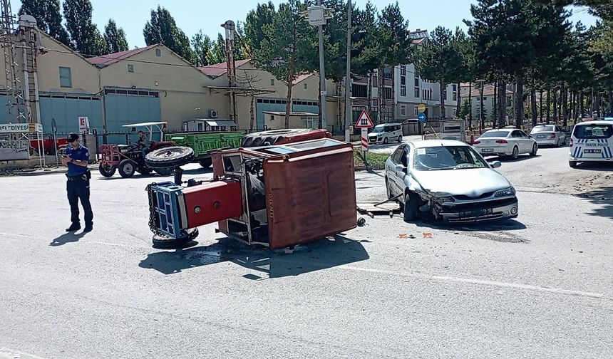 Yeşilyurt İlçe Girişinde Meydana Gelen Kazada Şans Eseri Yaralanan Olmadı