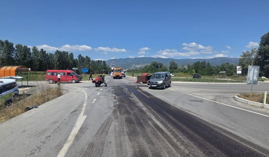 Niksar'da Feci Kaza! Traktör İkiye Bölündü, 1'i Ağır 5 Yaralı