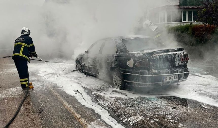 Niksar’da Seyir Halindeki Otomobil Alev Alev Yandı! Patlama Sesi Paniğe Yol Açtı