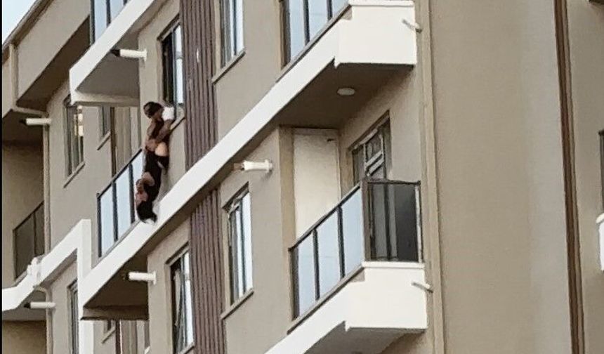 7. katın balkonunda baş aşağı asılı böyle yakalandı