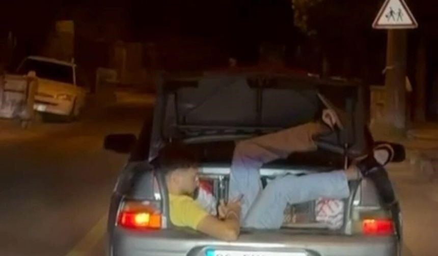Araç bagajındaki tehlikeli yolculuk kamerada