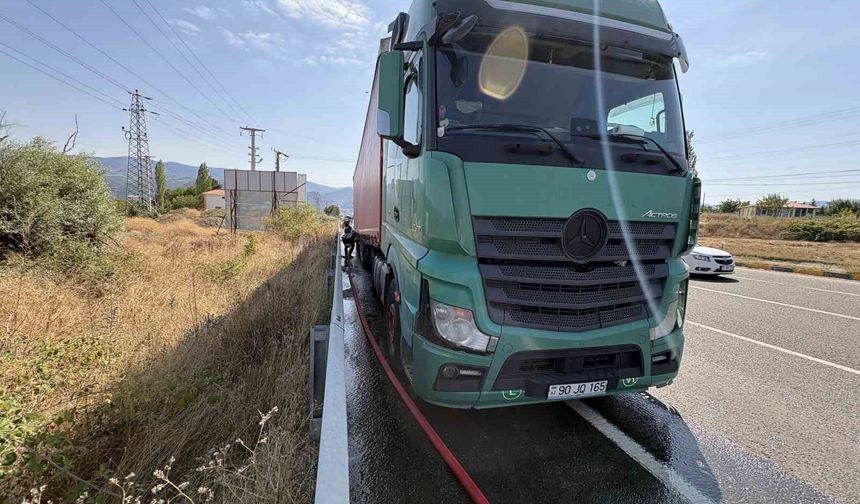 Balataları tutuşan tırı yanmaktan itfaiye kurtardı