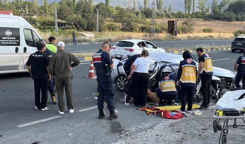 D100'de otomobil su kanalına çarptı: 2 ölü, 4 yaralı