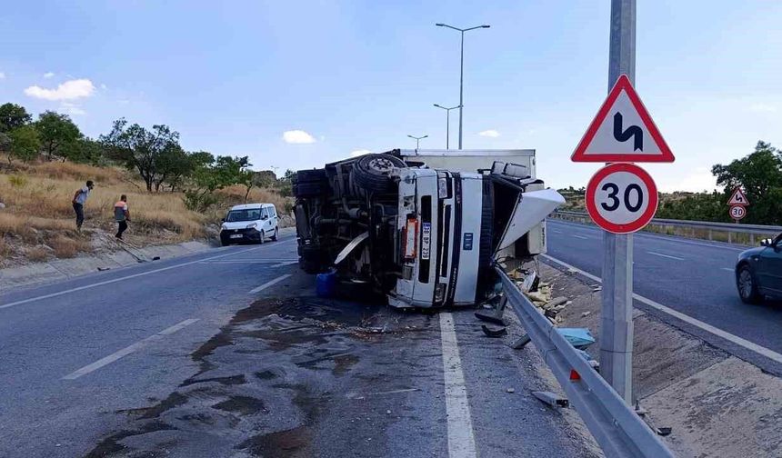 Direksiyon hakimiyeti kaybolan tır devrildi: 1 yaralı