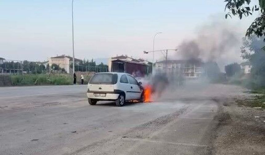 Düzce'de otomobil yangını büyümeden söndürüldü