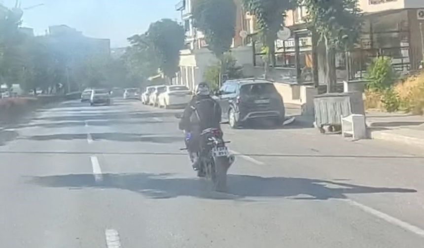 Eskişehir'de motosiklet sürücüsünün tehlikeli şovu kask kamerasına yansıdı