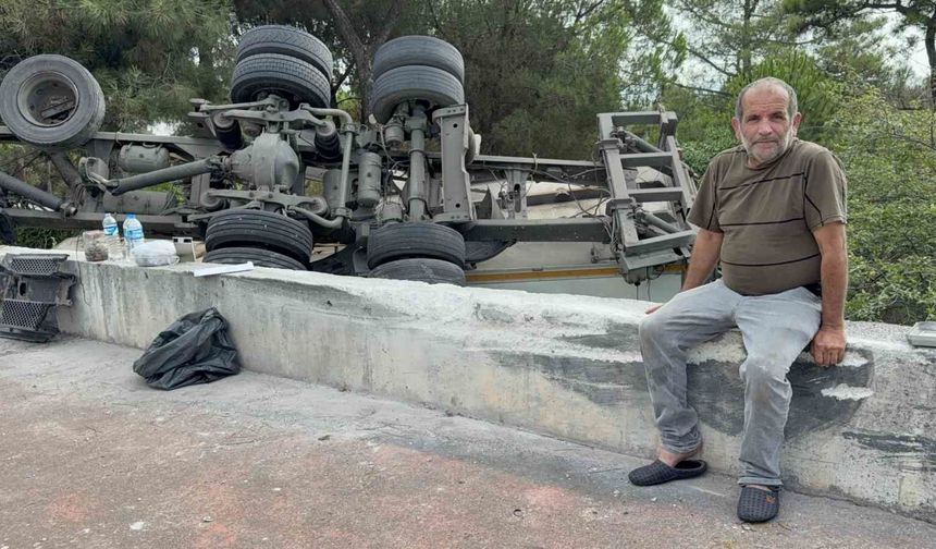 Freni tutmayan kamyon bahçeye devrildi: Sürücüyü emniyet kemeri kurtardı