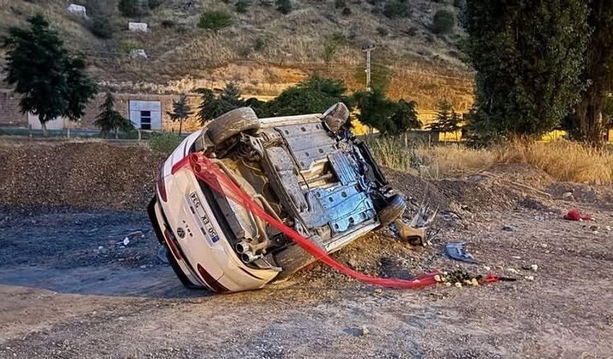 Gelin aracının lastiği patladı, otomobil takla attı