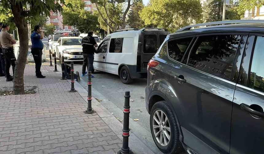 Husumetlisini sokak ortasında bıçaklayarak öldürdü: Saldırı anı kamerada