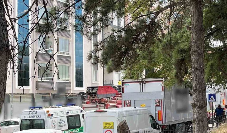 Kamyon dorsesi altında kalan market çalışanı hayatını kaybetti