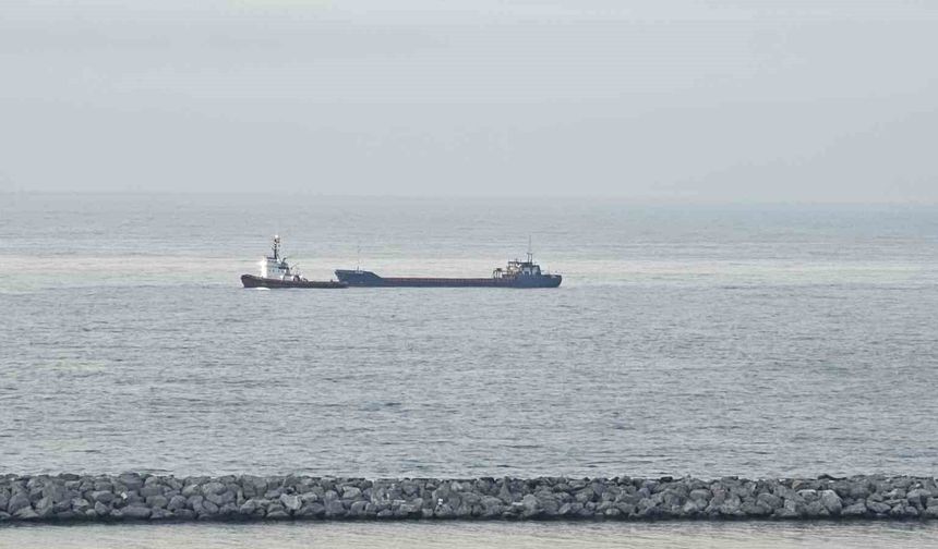 Karadeniz'de dron saldırılarında hasar alan bir gemi Zonguldak'a geldi