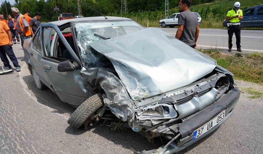 Kastamonu'da otomobil ile kamyonet çarpıştı: 3 yaralı