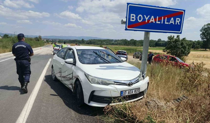 Kastamonu'da otomobil traktörle çarpıştı: 2 yaralı