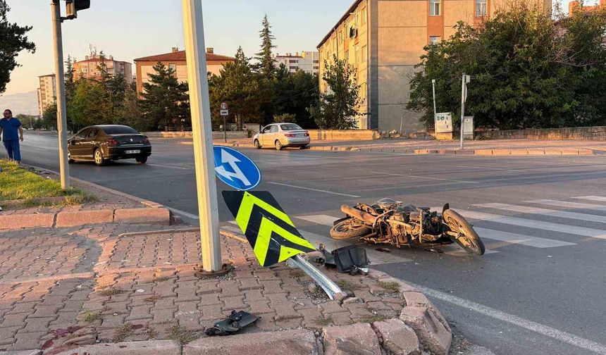 Kayseri'de otomobilin çarptığı motosiklet sürücüsü ağır yaralandı