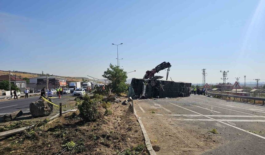 Kayseri'de yolcu otobüsünün devrildiği kazada 1 kişi hayatını kaybetti 24 kişi yaralandı