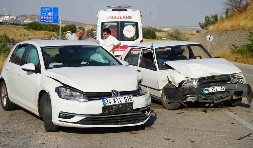 Kırıkkale'de iki otomobil kafa kafaya çarpıştı: 5 yaralı
