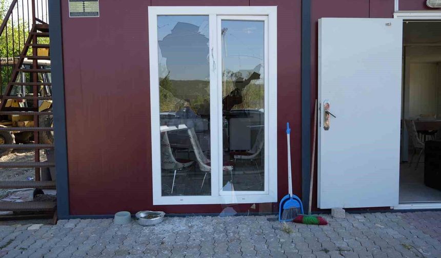 Maskeli saldırgan, beyzbol sopasıyla kooperatifin pencerelerini kırıp kaçtı