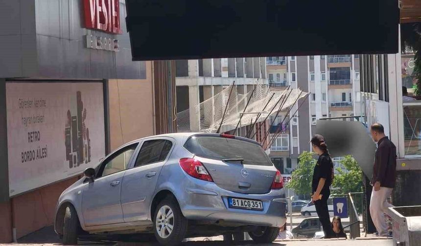 Navigasyon yanıltınca otomobil merdivenlere çıktı, faciadan dönüldü