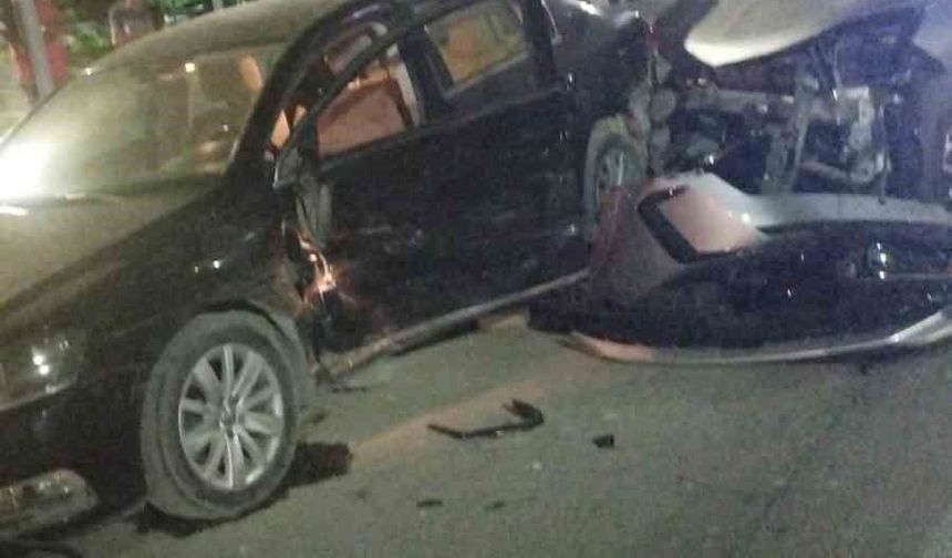 Niğde'de iki otomobil çarpıştı: 4 yaralı