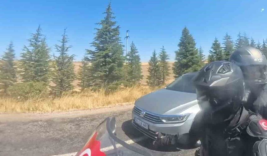 Otomobilin motosikleti sağından tehlikeli geçişi kask kamerasına yansıdı