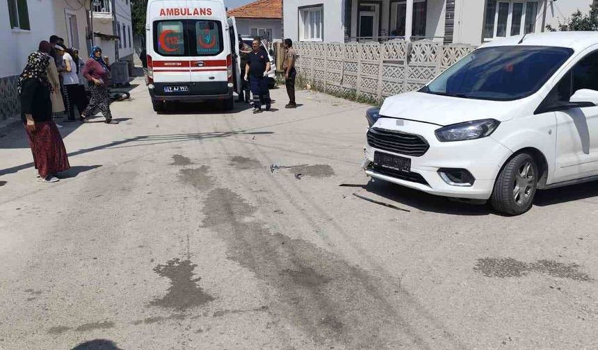 Otomobille çarpışan motosikletin sürücüsü yaralandı
