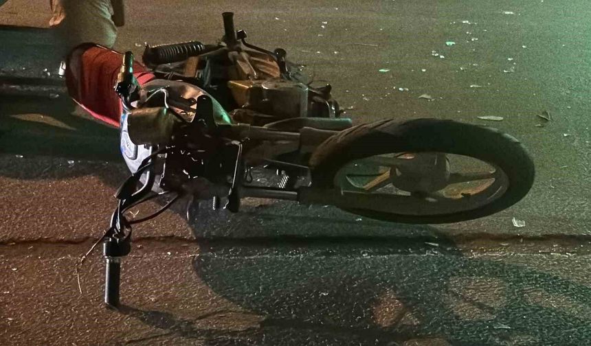 Otomobille çarpışan plakasız motosikletteki iki şahıs toparlayarak kaçtı