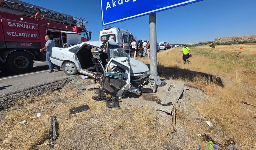 Sivas'ta yoldan çıkan otomobil levha direğine çarptı: 3 yaralı