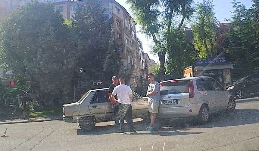 Sokaktan caddeye çıkan otomobil seyir halindeki diğer otomobil ile çarpıştı